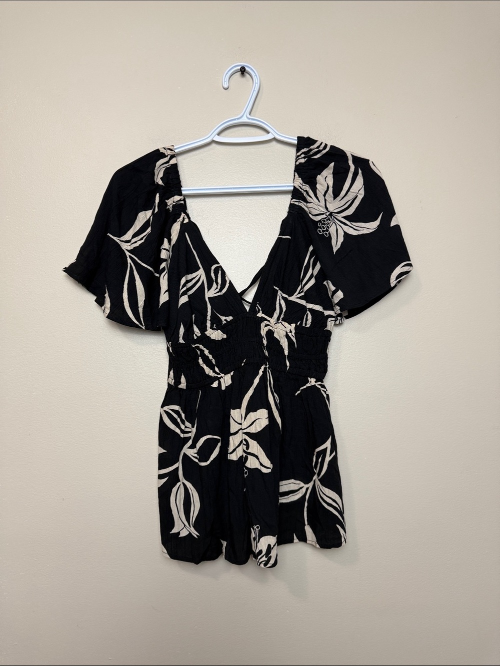 Angie Black & Cream Floral V-Neck Women’s Top size M